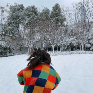 沈梦辰晒初雪美照 针织衫映衬白雪美成画报