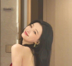 孙怡分享四宫格live图 穿抹胸裙对镜摆pose托腮甜笑